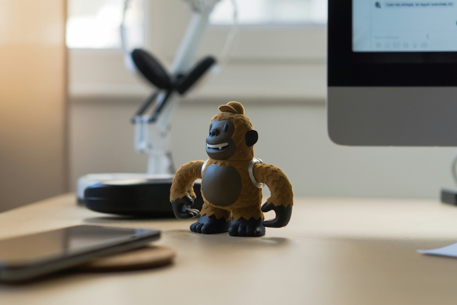 une figurine de singe posée sur un bureau
