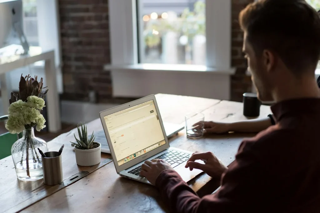 Commercial utilisant un logiciel de prospection B2B sur son ordinateur portable