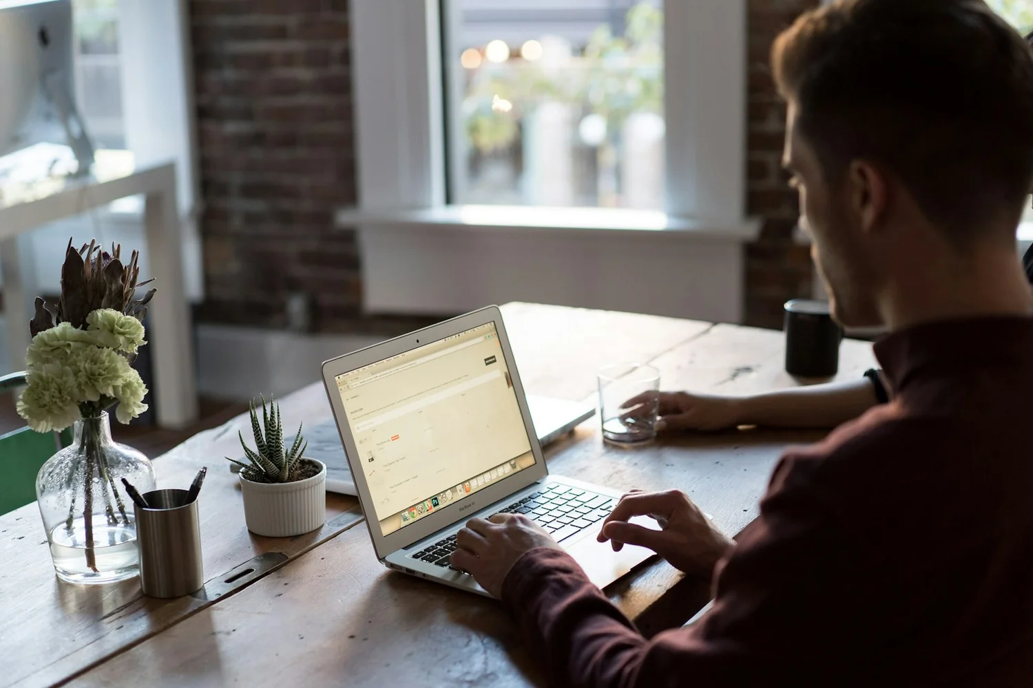 Commercial utilisant un logiciel de prospection B2B sur son ordinateur portable