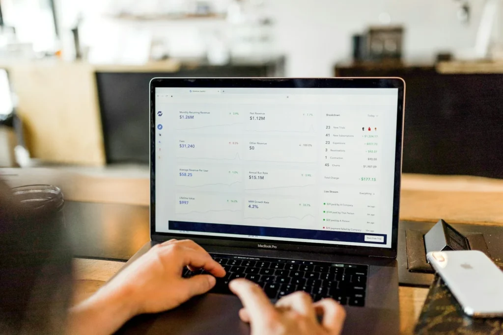 Tableau de bord financier affiché sur un ordinateur portable dans un bureau