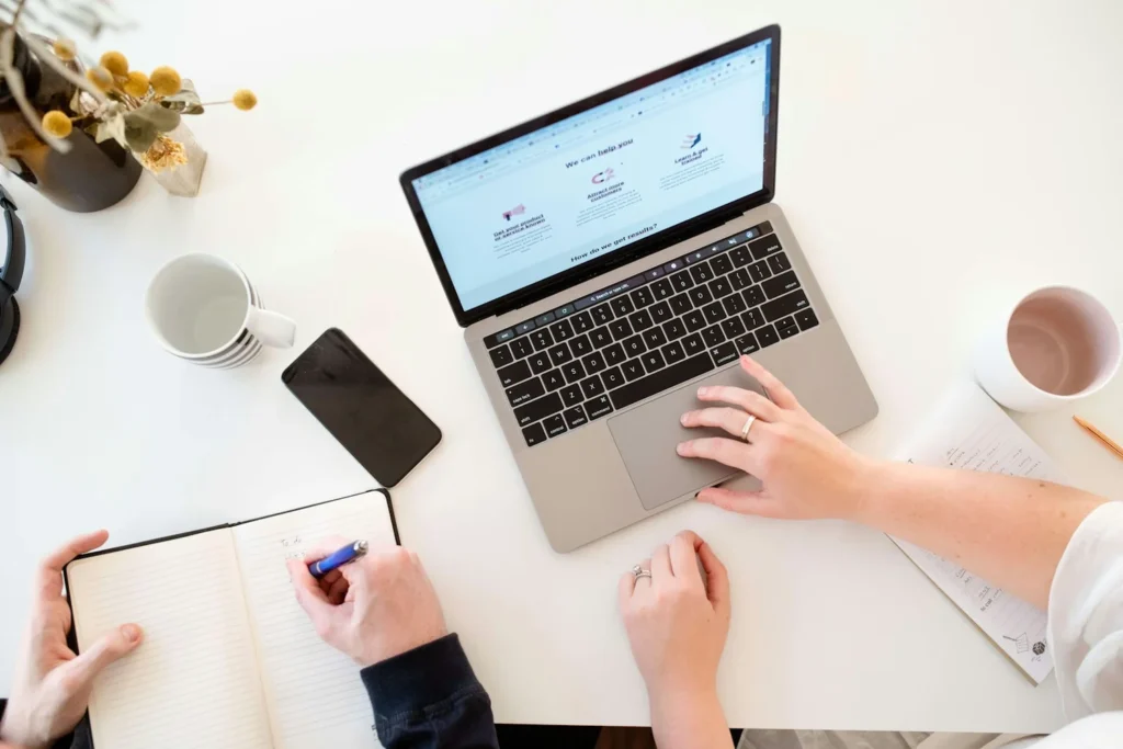 Poste de travail avec ordinateur portable pour gérer ses campagnes d'emailing