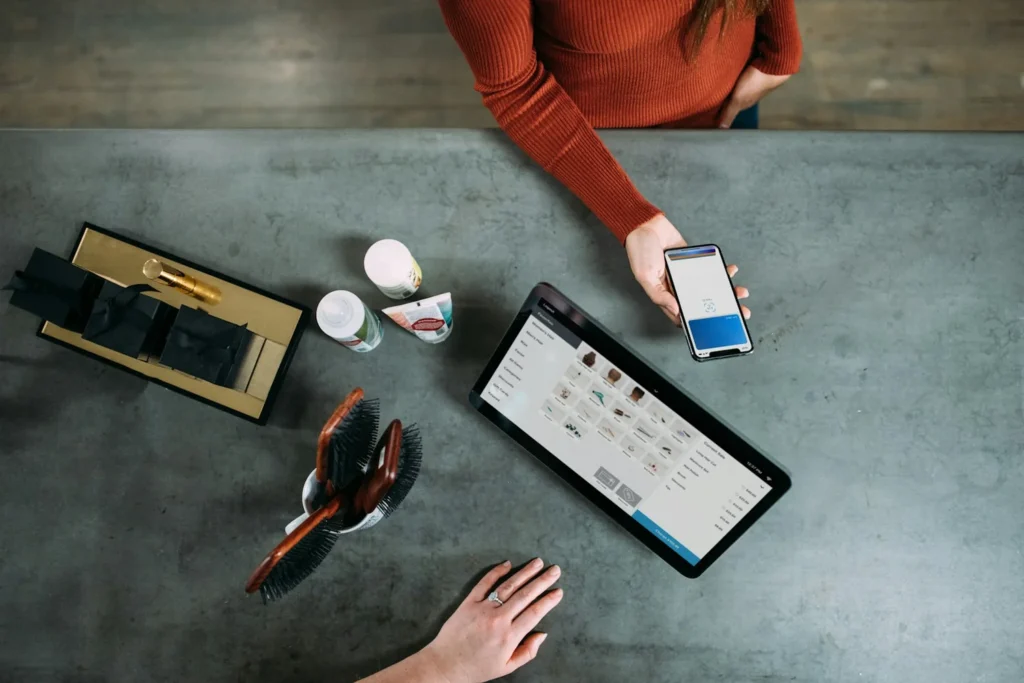 Encaissement par carte sur smartphone au comptoir d'un commerce