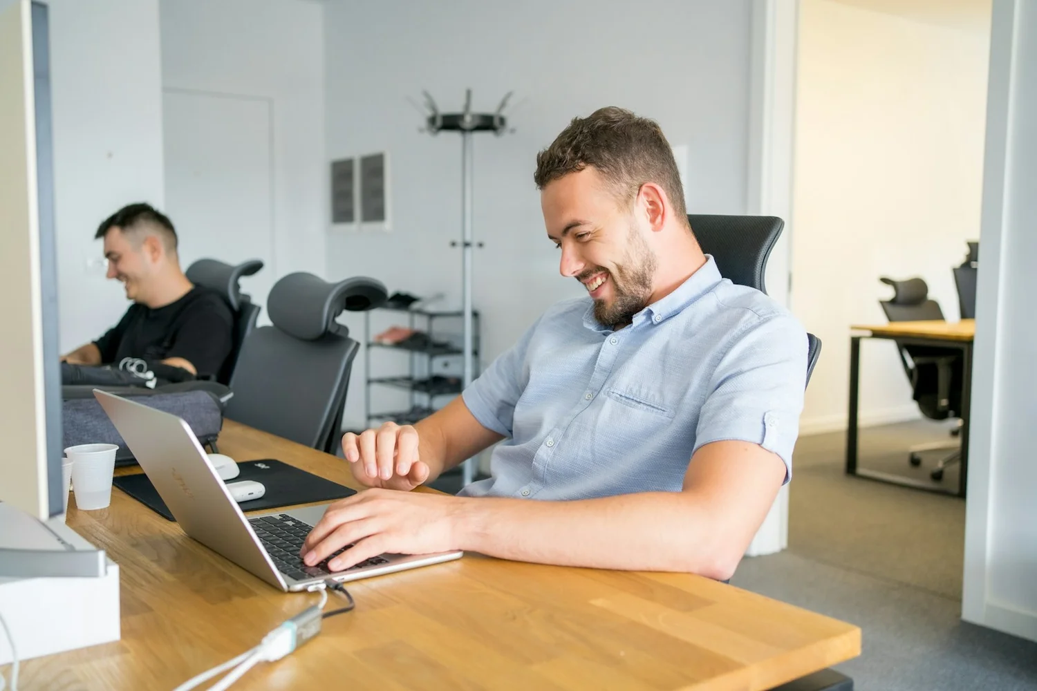 Commercial pilotant sa prospection sur un ordinateur portable