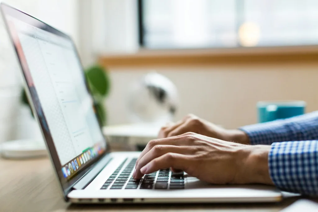 Personne au travail sur un ordinateur portable pour gérer sa prospection commerciale