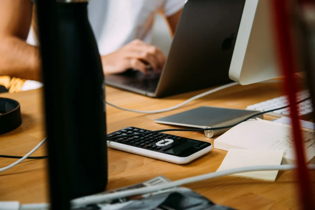 Bureau de comptable avec documents et calculatrice