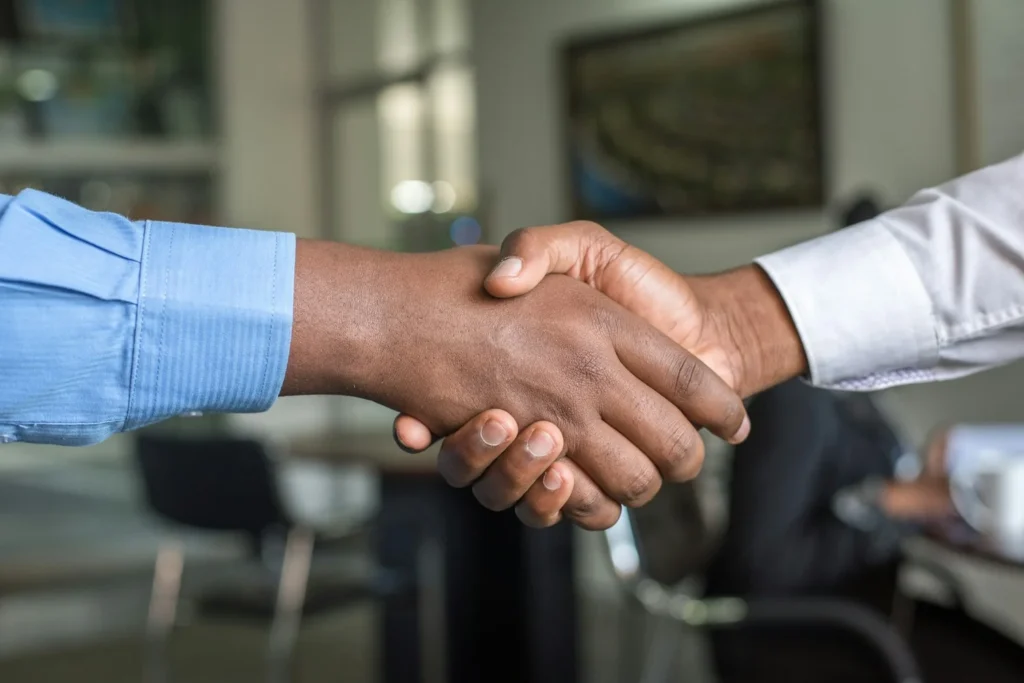 Poignée de main concluant un accord commercial