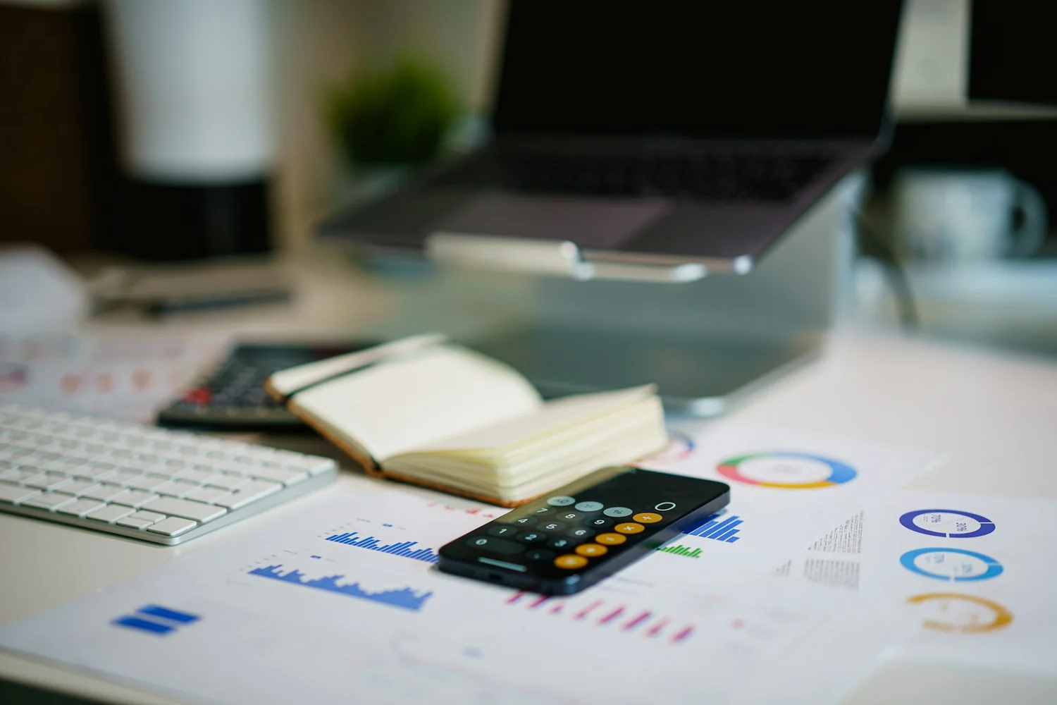 Bureau avec rapport financier calculatrice et documents de comptabilité
