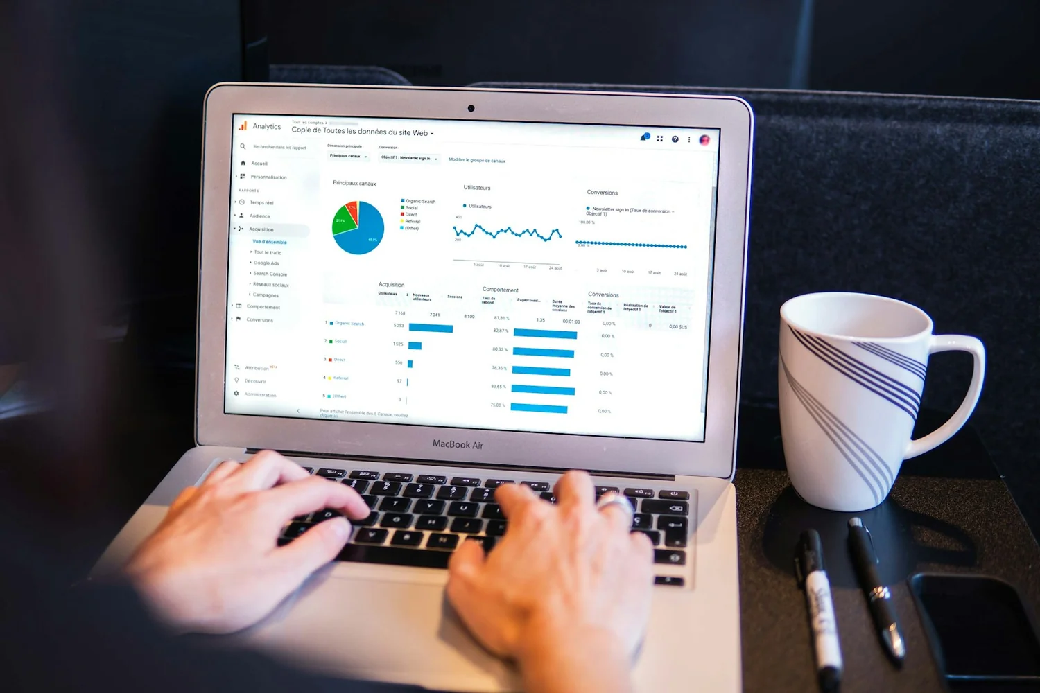 Tableau de bord d'analyse d'audience web ouvert sur un ordinateur portable