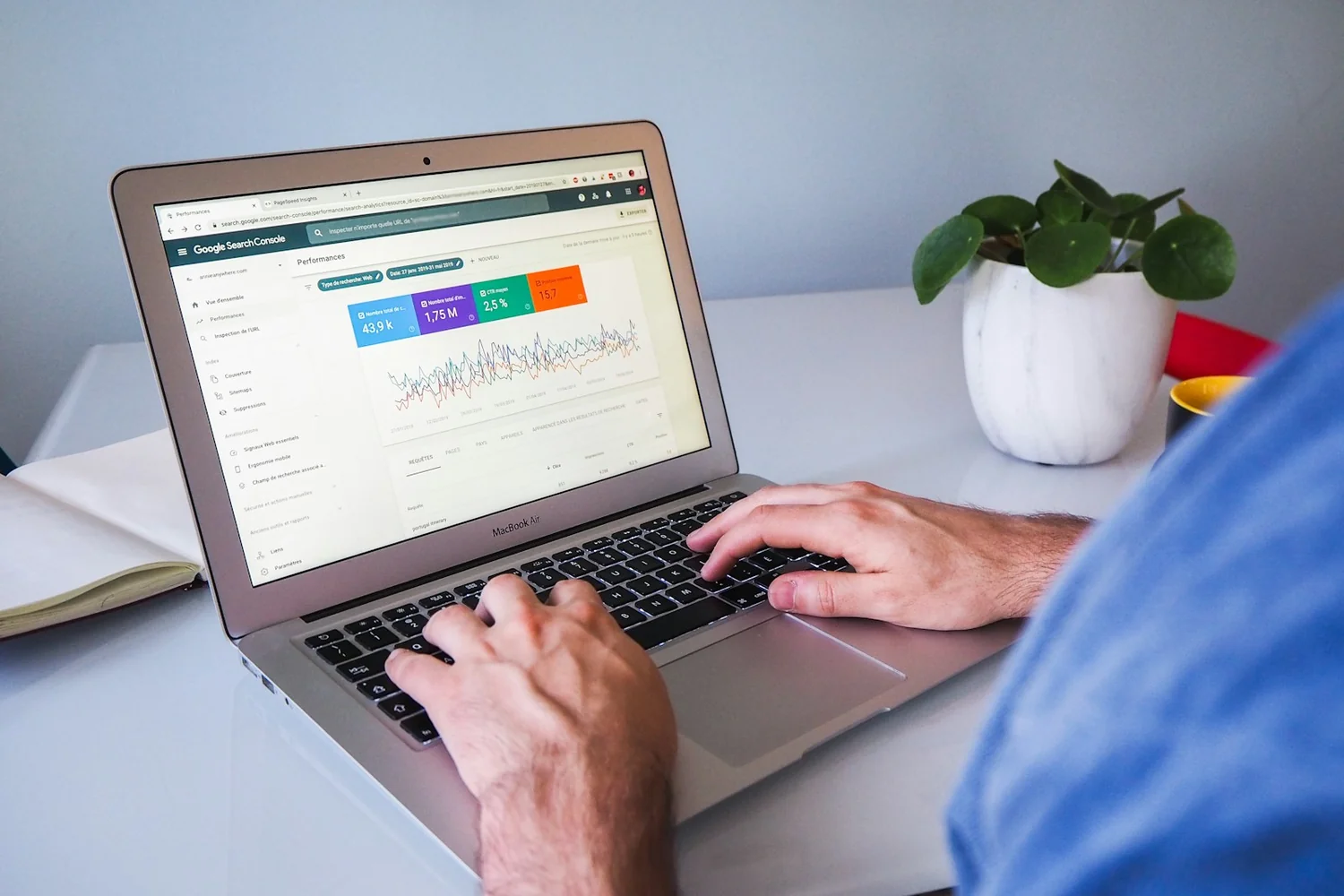 Consultation des données de Search Console sur un ordinateur portable