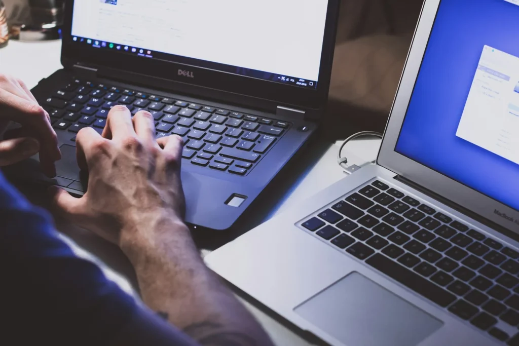 Deux ordinateurs portables côte à côte pour comparer des outils analytics