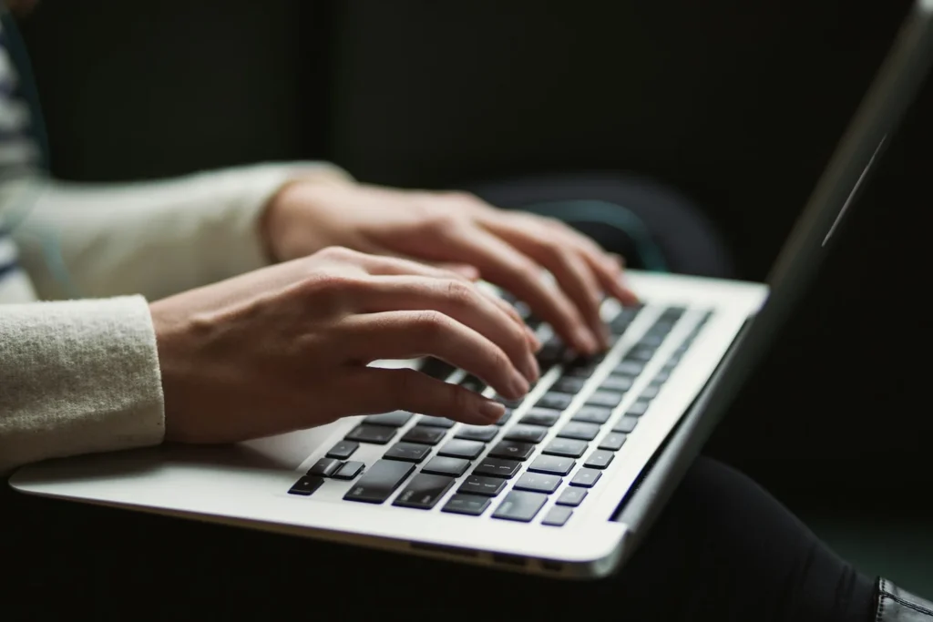 Personne consultant un site web sur un ordinateur portable