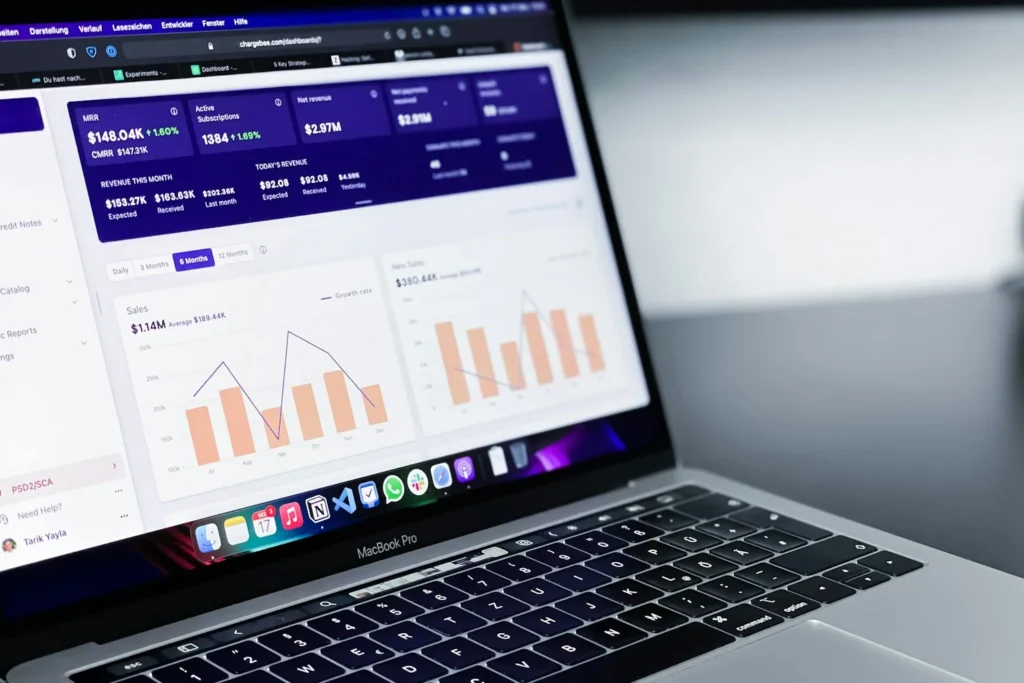 Écran affichant des courbes de performance marketing par canal
