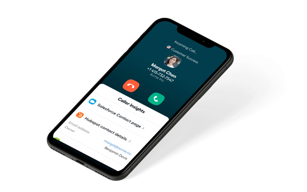 Appel entrant sur l'application mobile Aircall, avec la fiche du contact tirée de Salesforce et de HubSpot