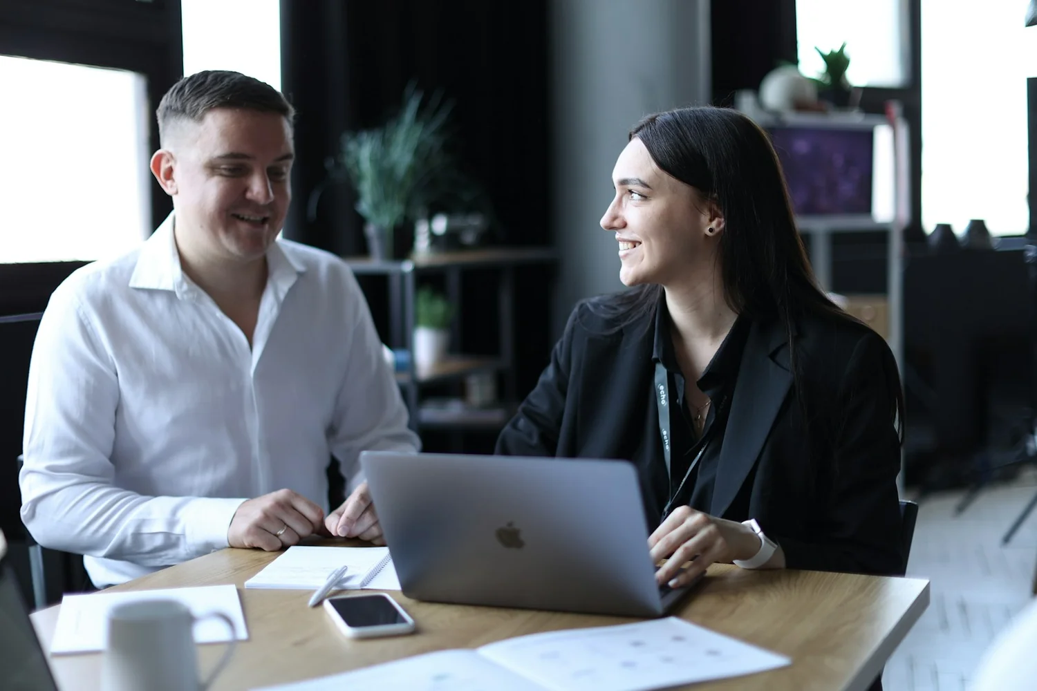 Deux personnes en rendez-vous de travail autour d'un ordinateur portable
