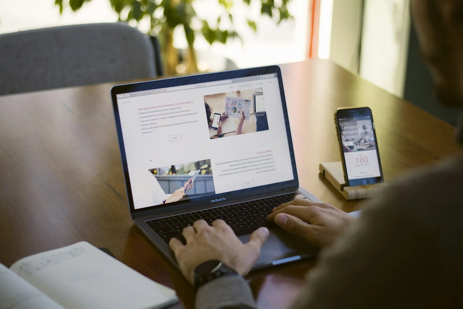 Rédaction d'une newsletter sur un ordinateur portable