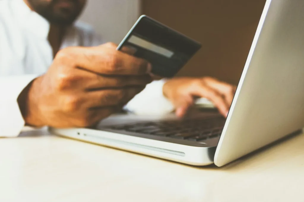 Achat en ligne avec une carte bancaire devant un ordinateur portable