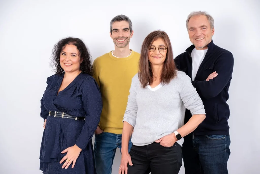 Les quatre cofondateurs du cabinet comptable en ligne Dougs, Sarah, Florent, Véronique et Patrick, posant devant un fond clair